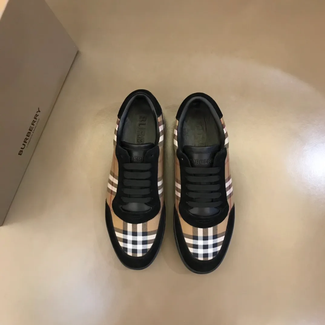 p400 "BURBERR*" men's classic low-top sneakers are reinterpreted in Vintage checkered cotton and cowhide materials, decorated with a new brand logo. First-layer sheepskin lining, embossed Burberry logo on the heel, and original TPU outsole! Size: 38-44 (45 customized) No. 068